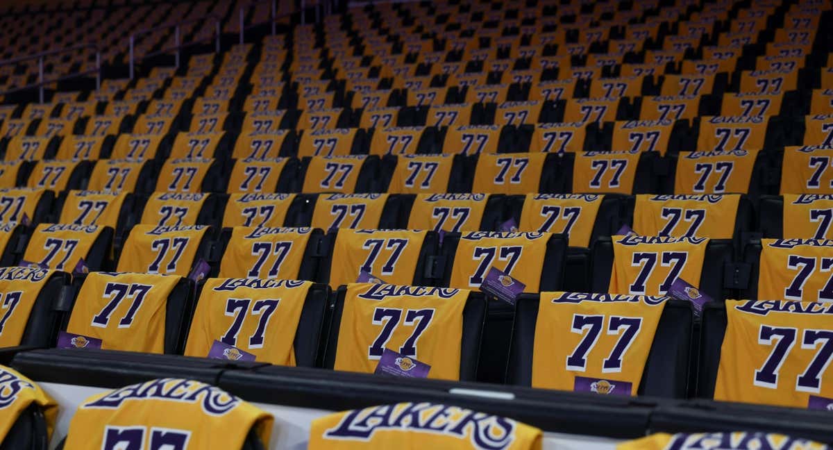 Las camisetas que los Lakers regalaron a los aficionados que asistieron al estreno de Doncic.