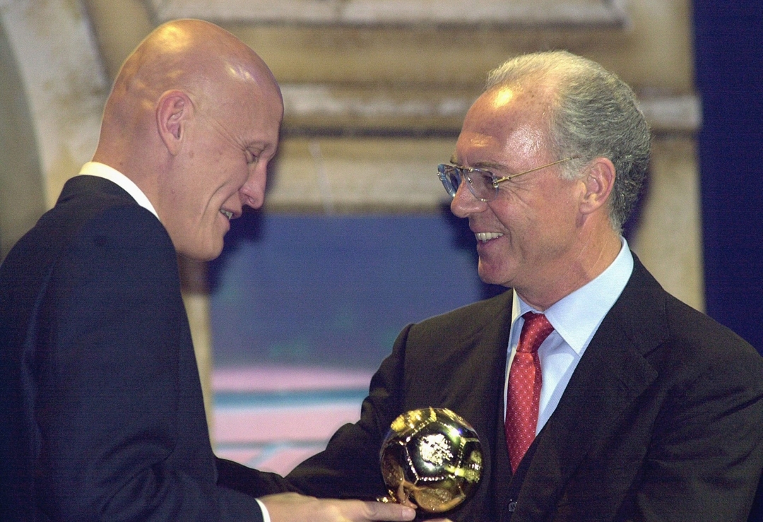 Collina recibe el premio a mejor árbitro del año 2000 en manos de Beckenbauer. DPA