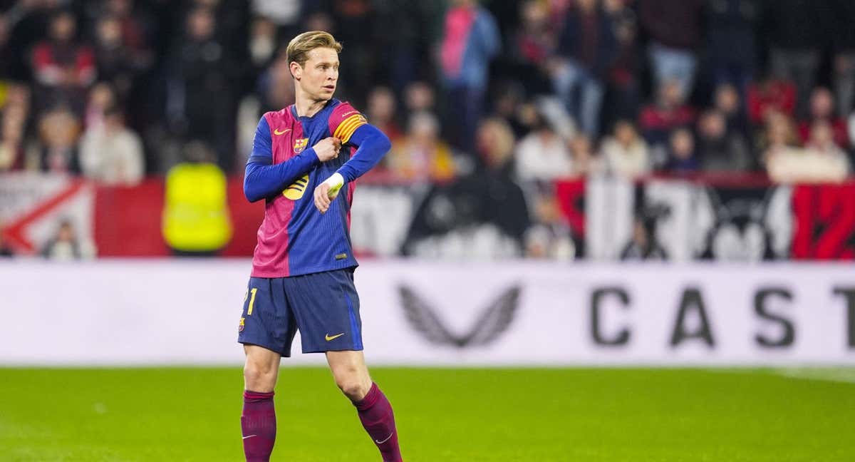 De Jong se acomoda el brazalete de capitán en Sevilla./AFP