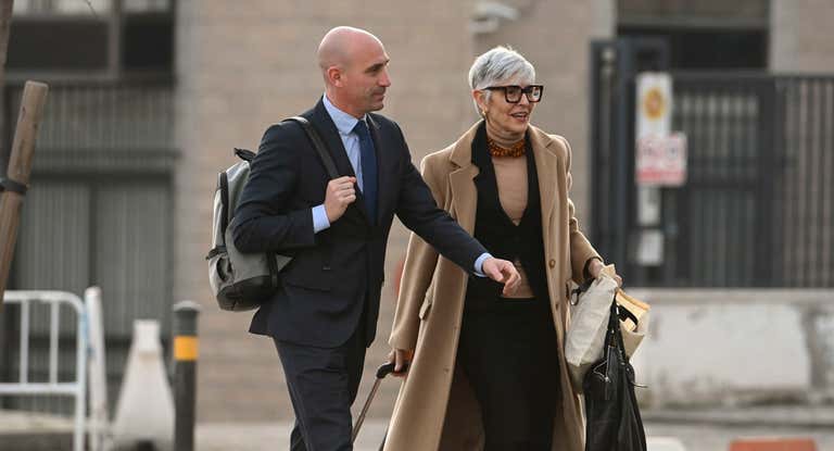 Luis Rubiales junto a su abogada Olga Tubau.