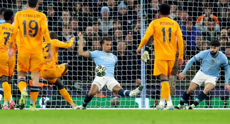 Mendy falla una ocasión sin portero contra el Manchester City.