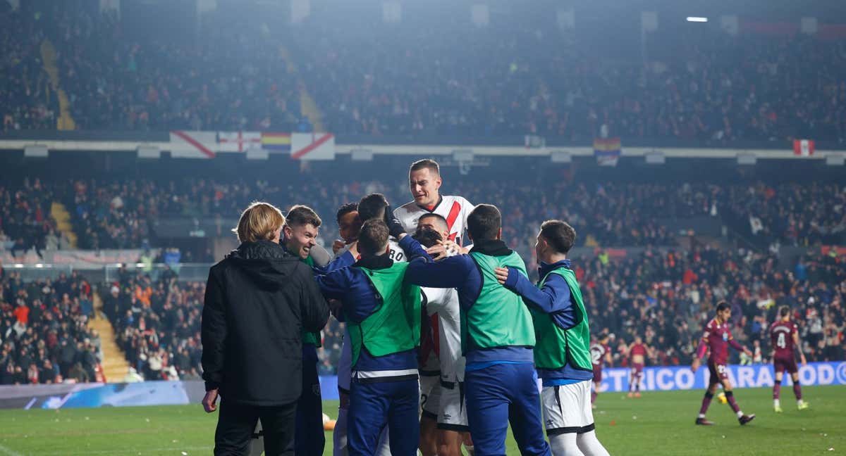 Los jugadores del Rayo Vallecano celebran un gol./EP