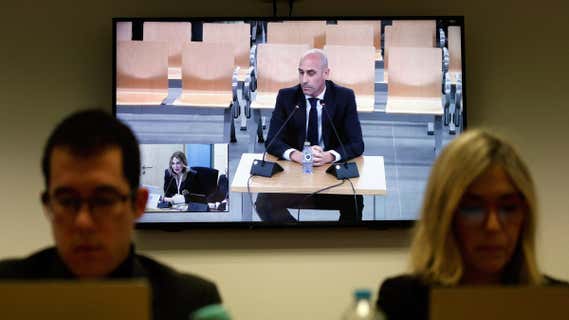 Luis Rubiales declara este martes por la mañana en el juicio ante la atención desde la sala de periodistas/Reuters