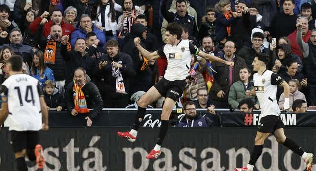 La pelea por el 30% de Javi Guerra: el Villarreal lo tiene asegurado y el Valencia lo exige a quien oferta por él