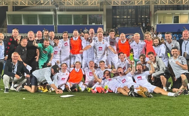 Los jugadores del Vikingur celebran la clasificación a la fase final. @VIKINGURFC.