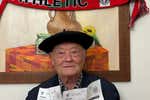 Una txapela, una bufanda y dos entradas, el mejor regalo para un aficionado de 80 años que sueña con San Mamés