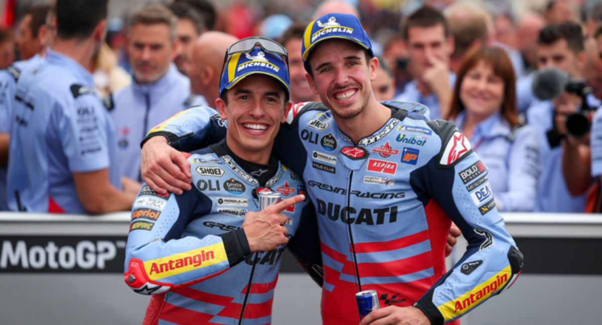 Los hermanos Márquez en el podio de Silverstone. /MotoGP