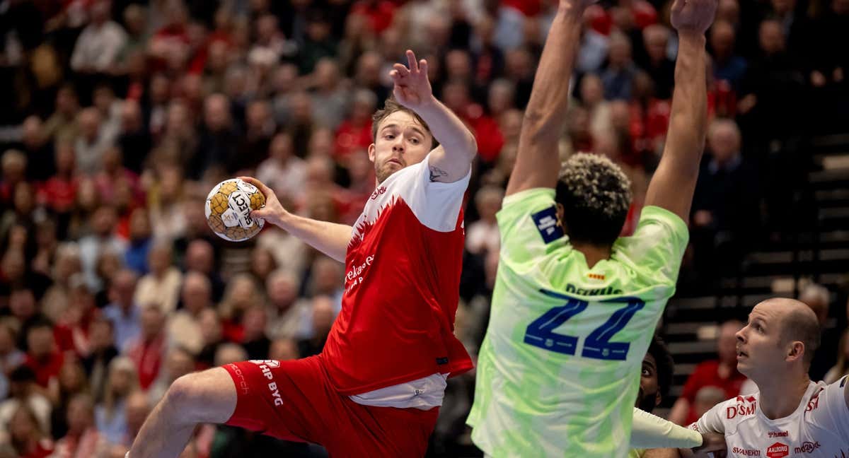 Un lance del encuentro entre el Aalborg y el Barça./Liga de Campeones de balonmano