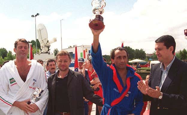 Manel Estiarte levanta un trofeo antes de Sydney 2000. EFE