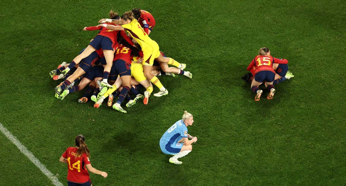 Las jugadoras españolas celebran el triunfo en la final del Mundial ante Inglaterra. /AFP