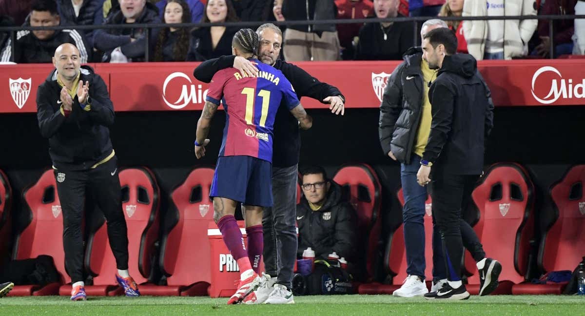 Flick felicita a Raphinha por su partido en Sevilla.