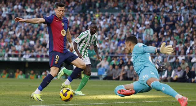 La renovación de Lewandowski abre debates sobre cuál es el fichaje idóneo en el próximo mercado del Barça