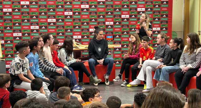 Montse Tomé no cierra la puerta a Jenni Hermoso y se rodea de niños en Paiporta para aislarse del ruido: «No es momento ni contexto»