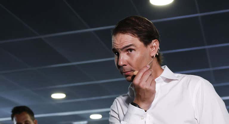 Rafael Nadal se ajusta el micrófono antes de participar en el homenaje del Comité Olímpico Español.