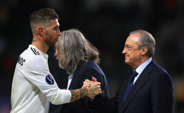 Sergio Ramos le estrecha la mano a Florentino.