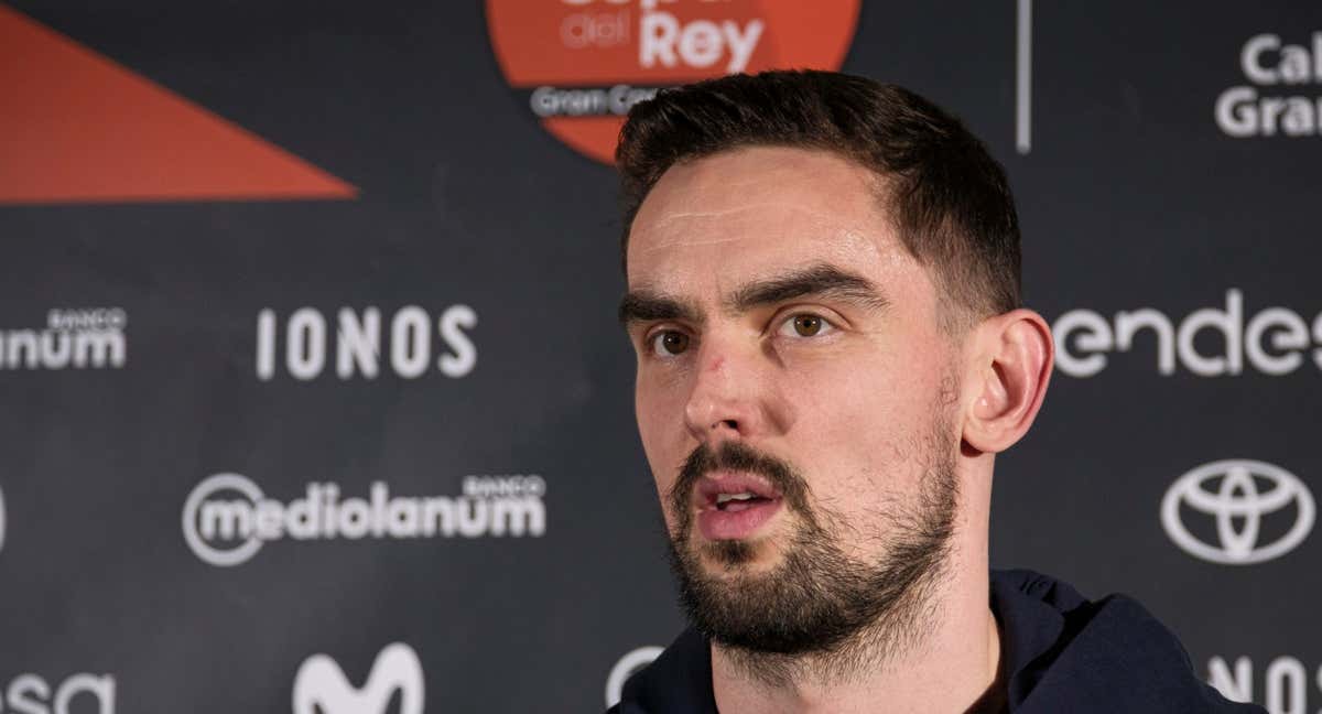 El jugador del Barça Tomas Satoransky ha atendido a la prensa este miércoles tras su llegada a Las Palmas de Gran Canaria./EFE