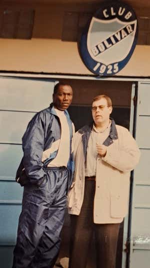Tomas Guasch junto a N'Kono.  Relevo