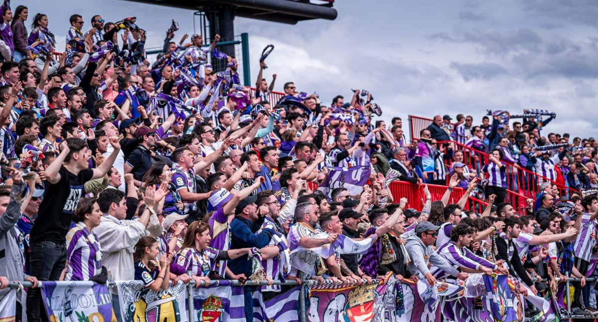 Aficionados del Valladolid, en el partido ante el Mirandés de la temporada pasada. /DN