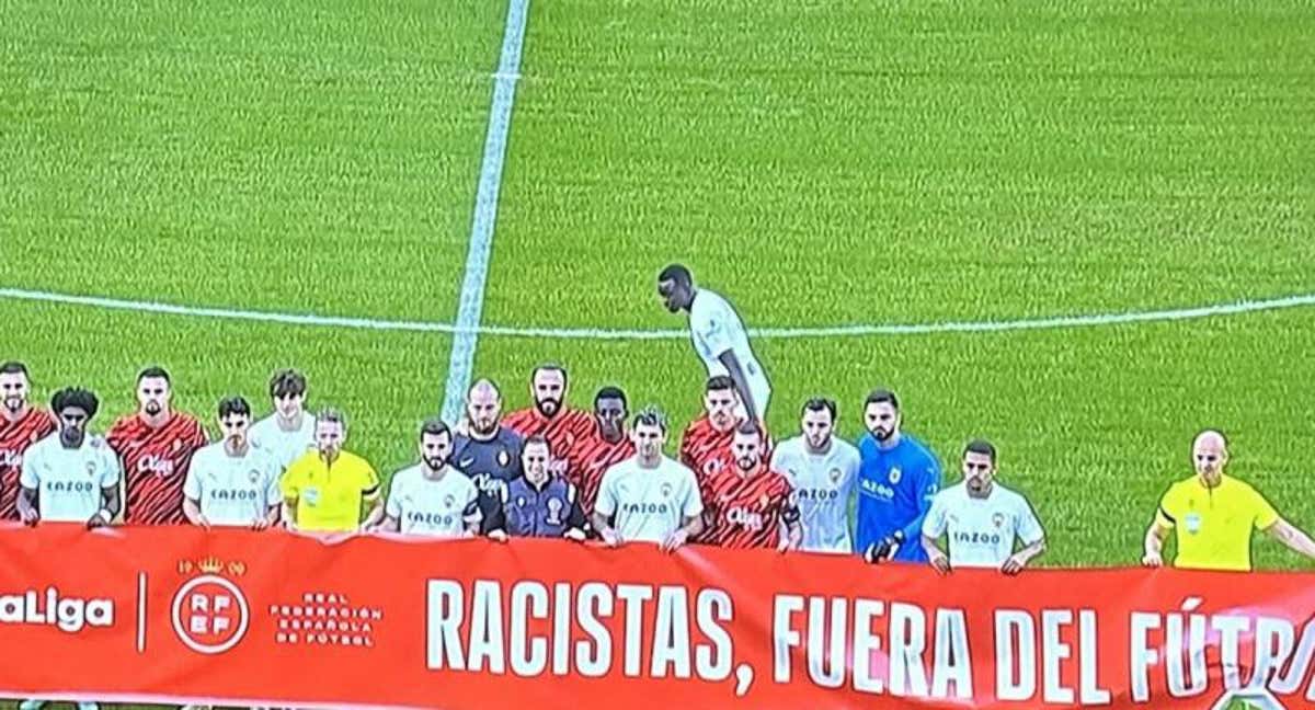 Diakhaby cuando no quiso posar con la pancarta contra el racismo de LaLiga. /Archivo.