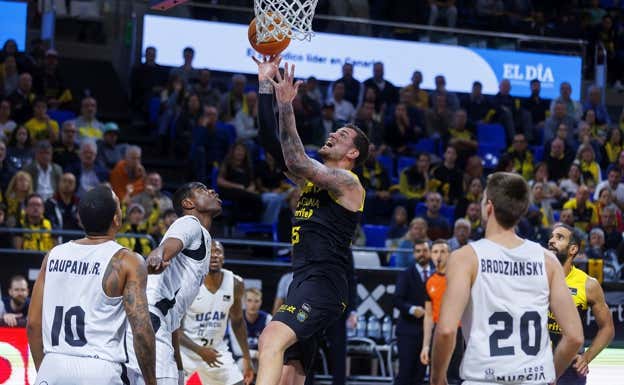 Guerra captura un rebote ante UCAM Murcia. ACB Media