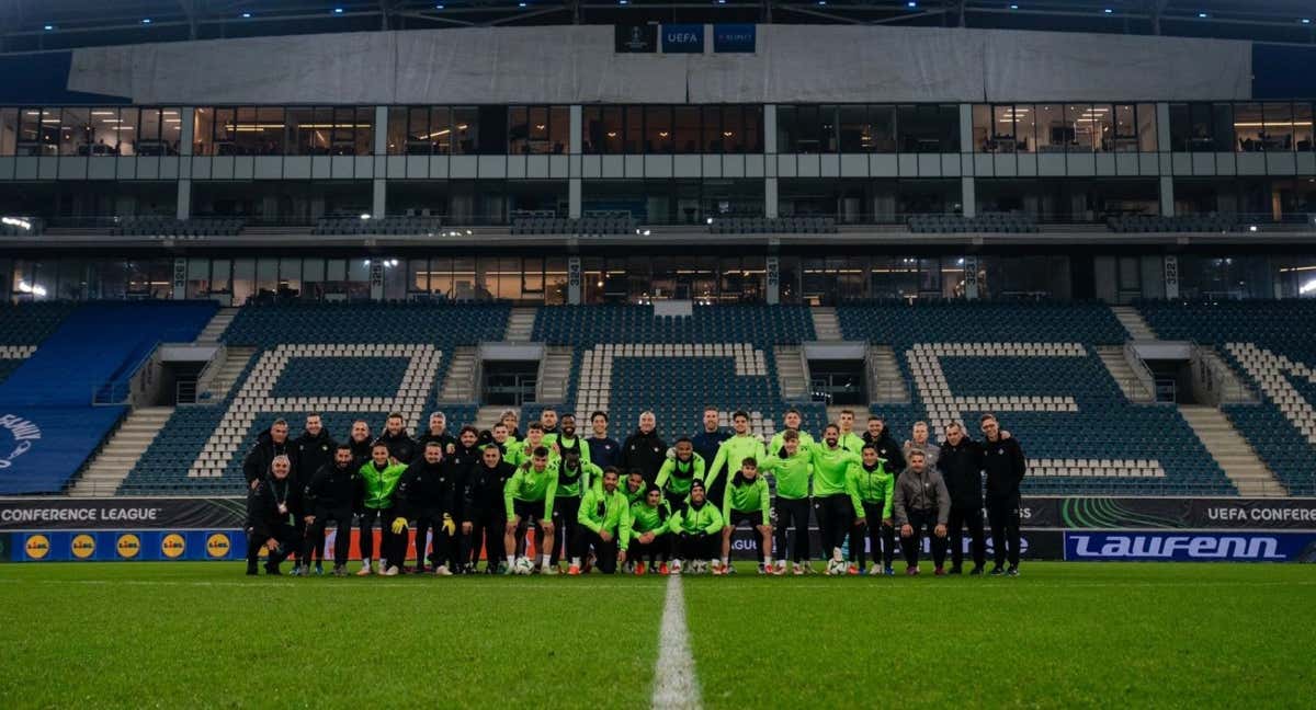 El Betis posa en el césped del estadio del Planet Group Arena de Gante./ABC SEVILLA