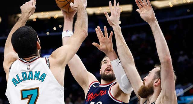 Santi Aldama firma una de las canastas de la noche en la NBA… aunque se queda sin premio por culpa del reloj