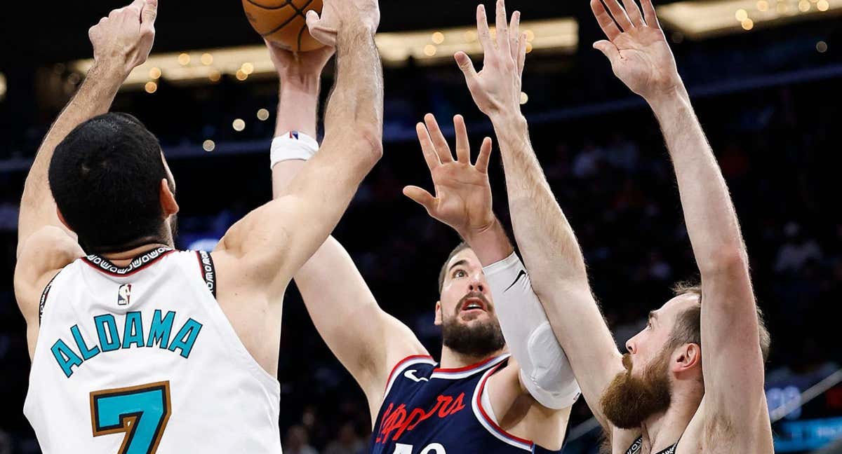 Santi Aldama trata de frenar a Ivica Zubac.