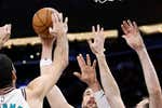 Santi Aldama firma una de las canastas de la noche en la NBA... aunque se queda sin premio por culpa del reloj