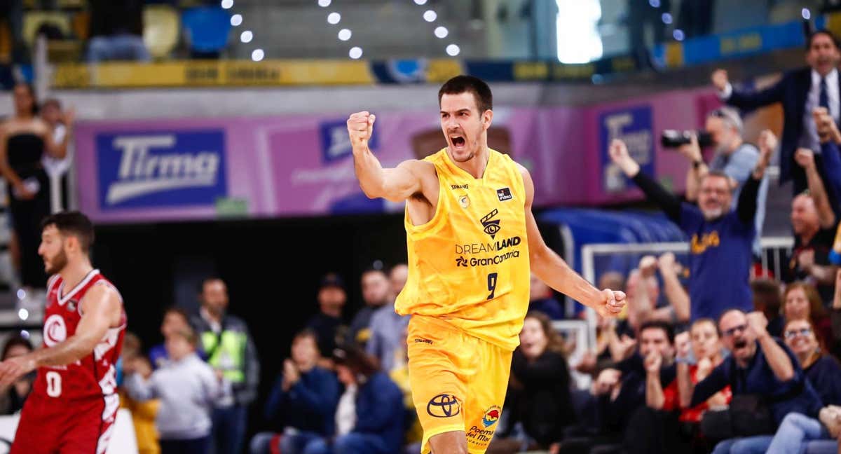 Nico Brussino celebra una canasta./acb Photo / Miguel Henríquez