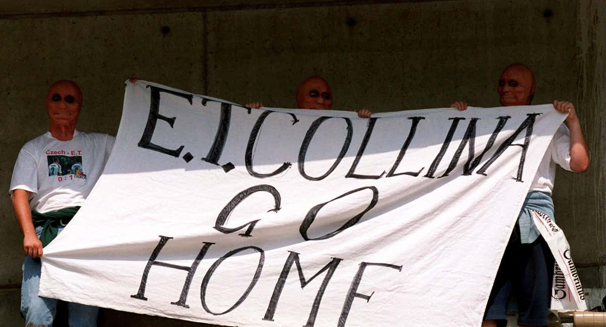 Aficionados checos protestan contra un arbitraje de Collina en un partido contra Países Bajos. /Getty