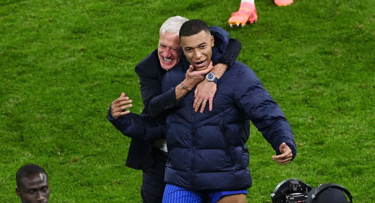 Deschamps y Mbappé celebran la victoria ante Portugal en la Euro 2024. /REUTERS