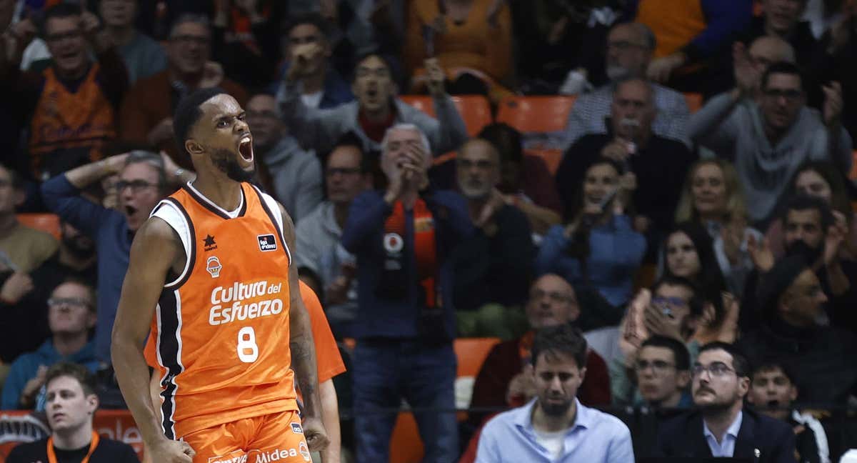 Jean Montero celebra una canasta con Valencia Basket./acb Photo / Miguel Ángel Polo