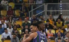 Unicaja ahuyenta la rebelión del Joventut y se mete en semifinales