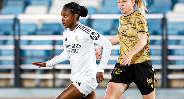 Linda Caicedo durante el partido ante Cahynová.