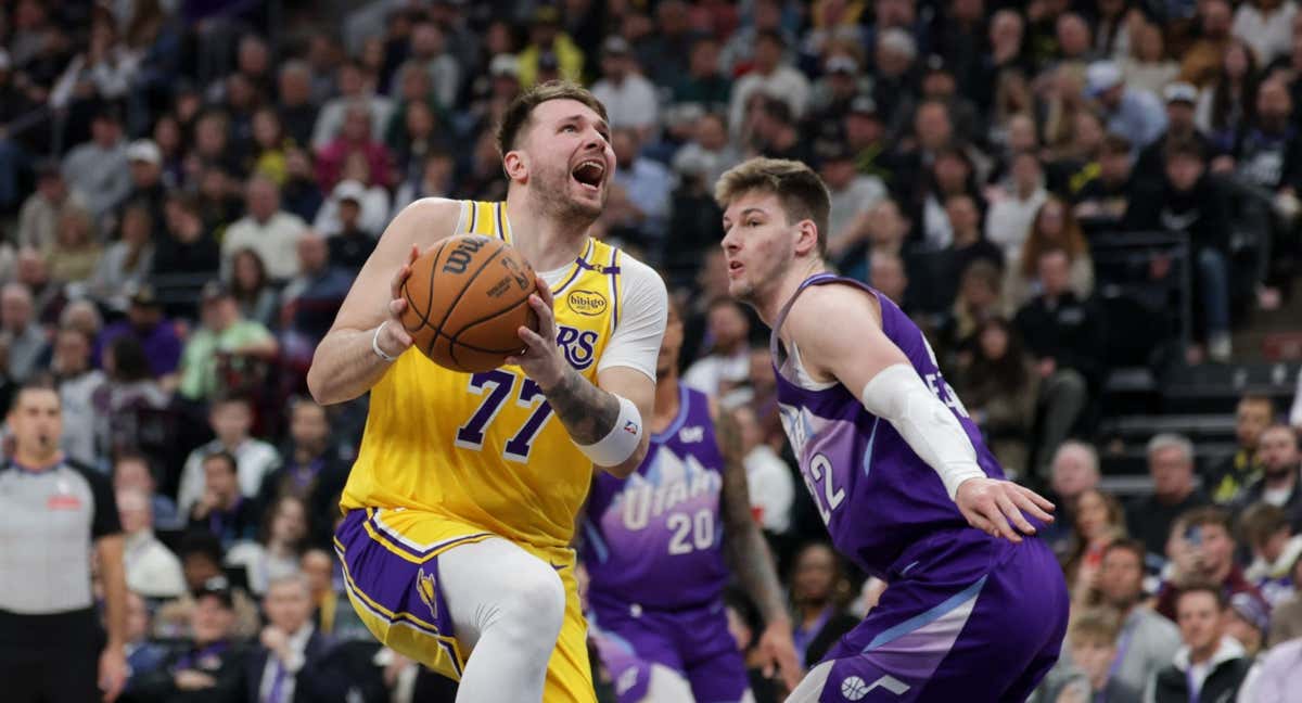 Luka Doncic entra a canasta ante la mirada de Filipowsky./Reuters