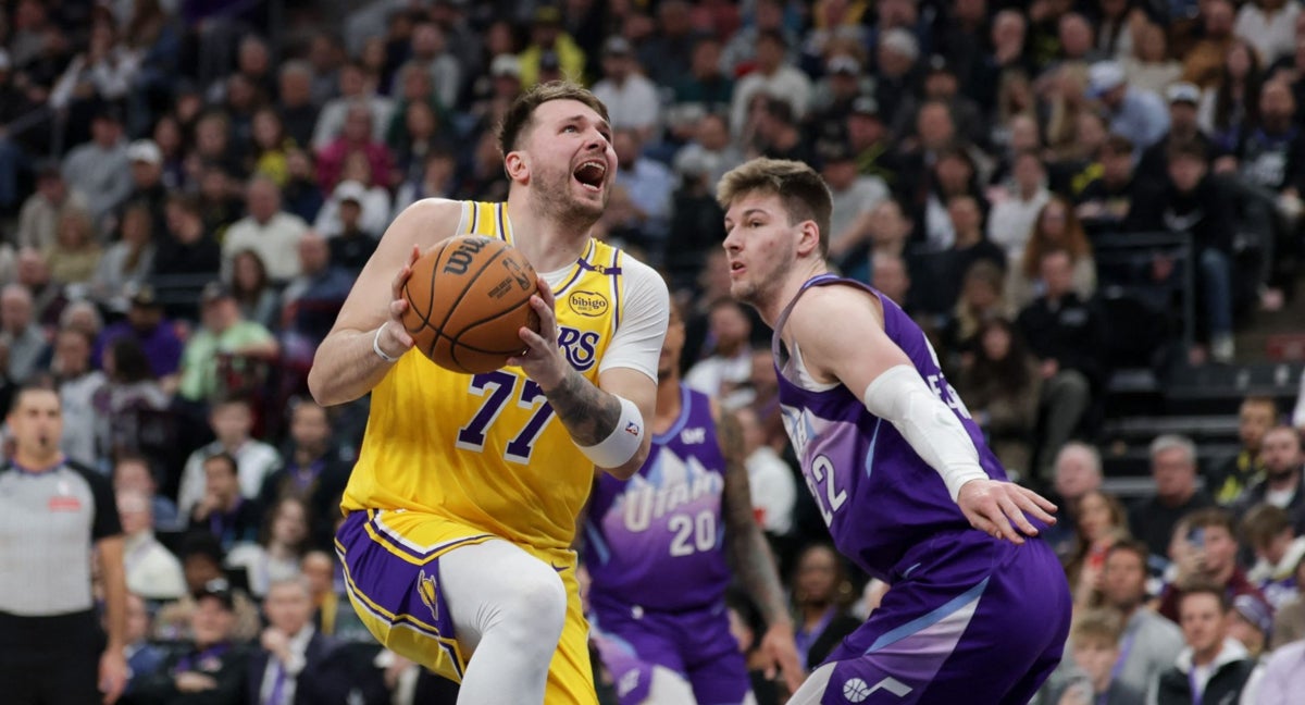 Luka Doncic entra a canasta ante la mirada de Filipowsky.