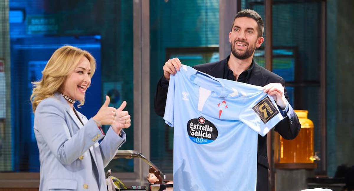 Marián Mouriño y David Broncano, con la camiseta del Celta. /La Revuelta