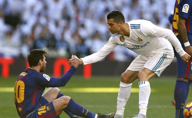 Messi y Cristiano, en uno de sus últimos Madrid-Barça.  GETTY