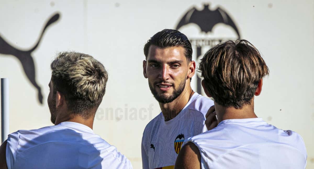 Rafa Mir junto a sus compañeros en un entrenamiento. /Valencia C.F