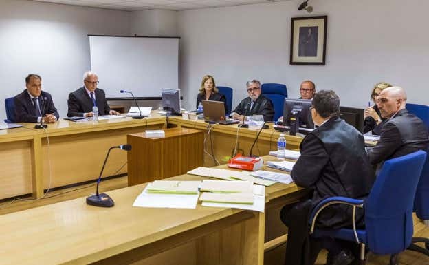 Tebas y Rubiales, frente a frente en los juzgados, en 2015.  AGENCIAS