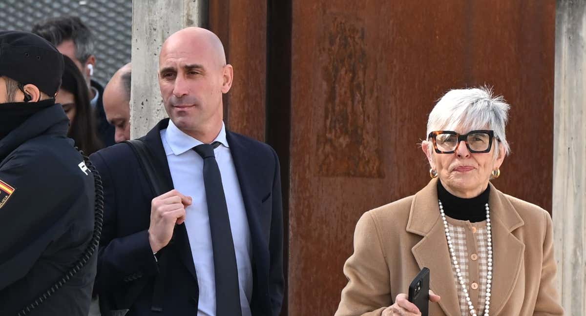 Luis Rubiales junto a su abogada Olga Tubau. /EFE