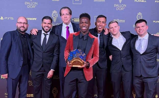 Vinicius con parte de su séquito, entre ellos Tatá (izquierda del todo) y Fred Pena (tercero por la izquierda).