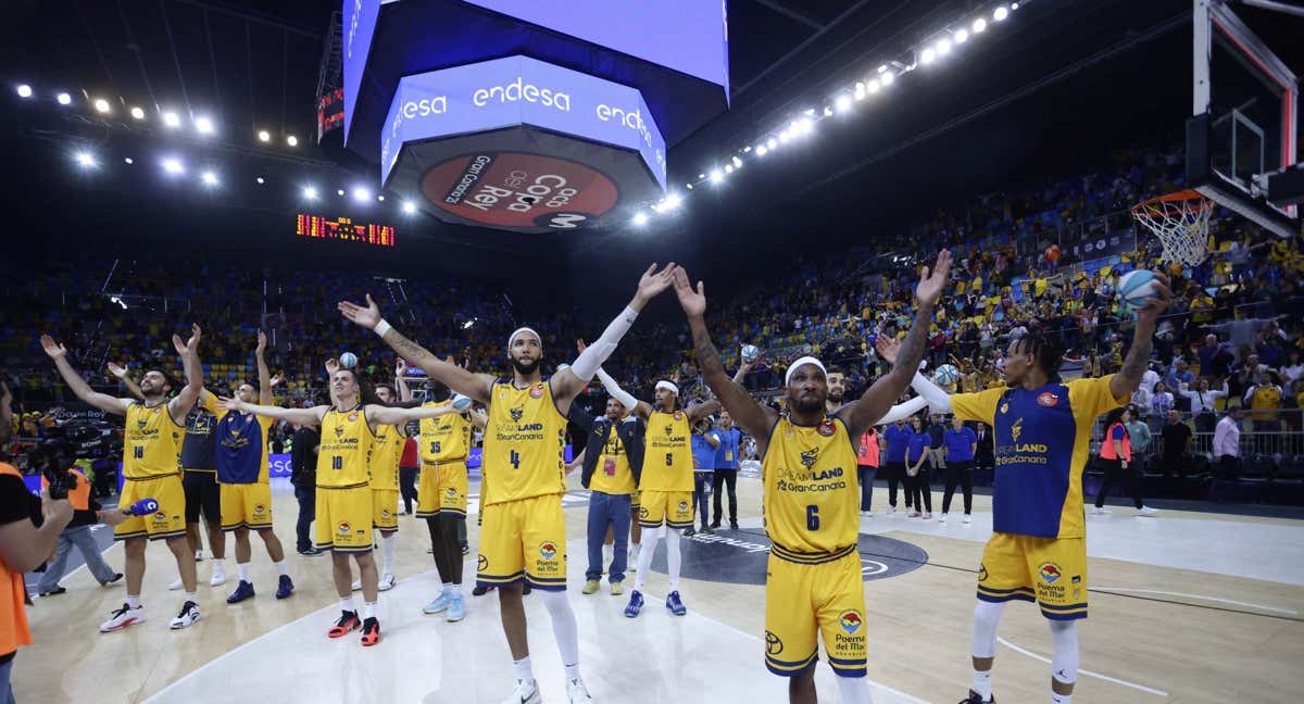 El Dreamland Gran Canaria celebra la victoria ante el Valencia Basket haciendo el aplauso griego. /ACB PHOTO