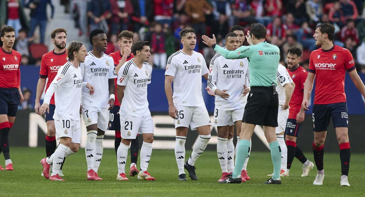 Los jugadores del Real Madrid protestan a Munuera Montero la expulsión de Jude Bellingham.