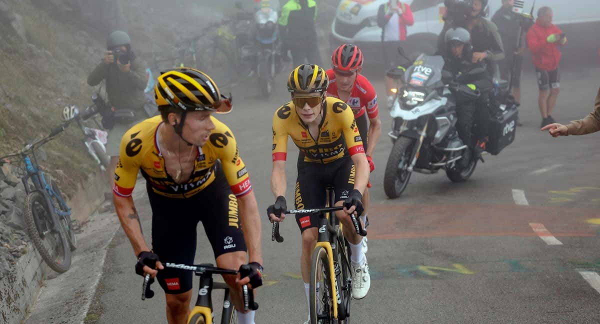 Roglic y Vingegaard en el Angliru en La Vuelta 2023. /EFE