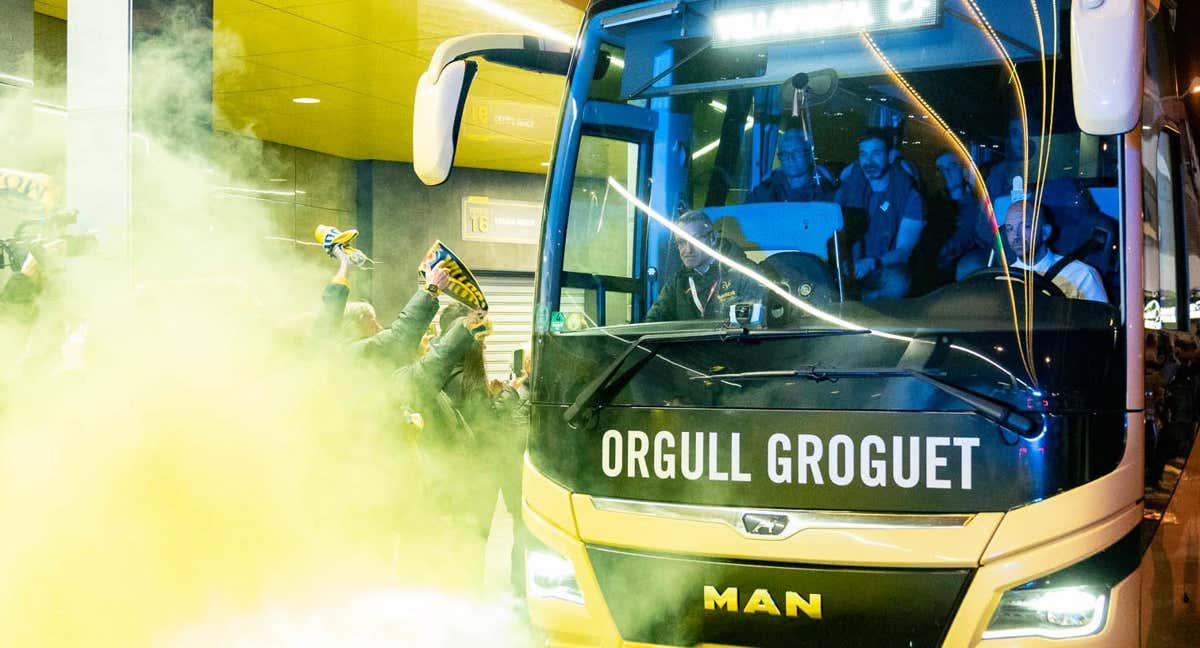 El autobús del Villarreal CF llega al estadio. /Villarreal C.F