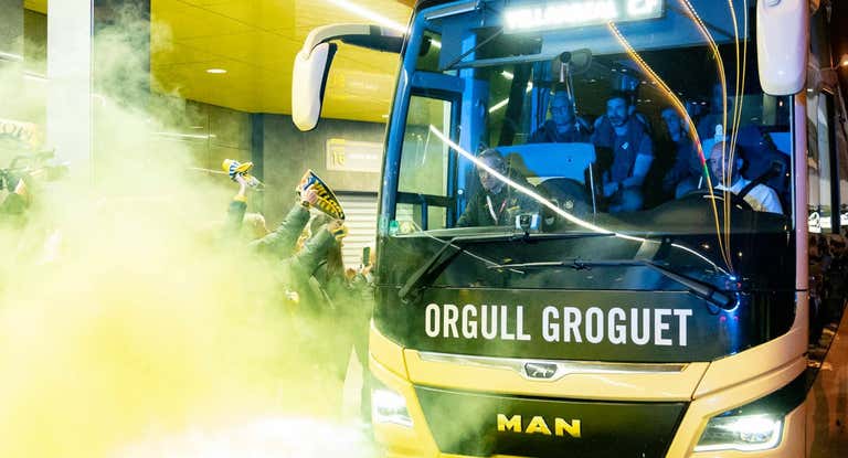 El autobús del Villarreal CF llega al estadio.