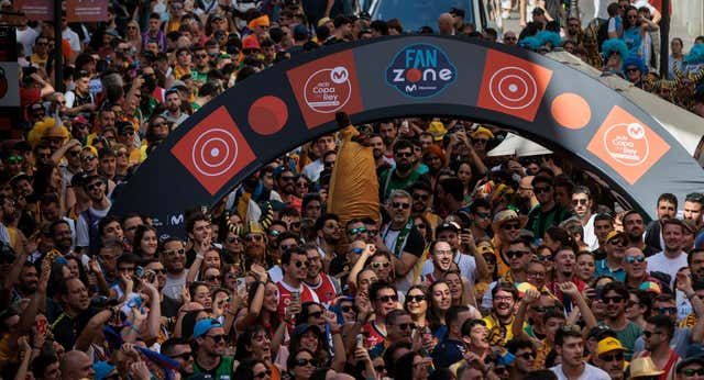 La Copa ACB de Gran Canaria, un evento global por el que los aficionados no dudan en rascarse el bolsillo: “Nos ha salido por unos 600 euros”