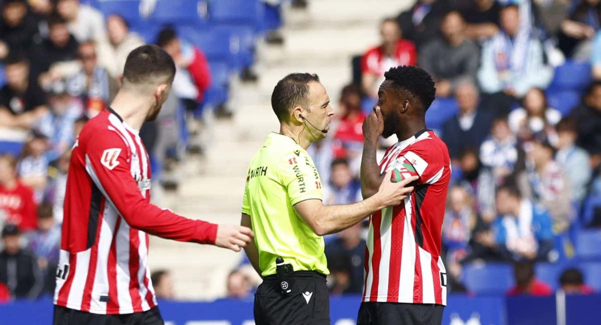 Iñaki Williams hablando con Cuadra Fernández. /EFE