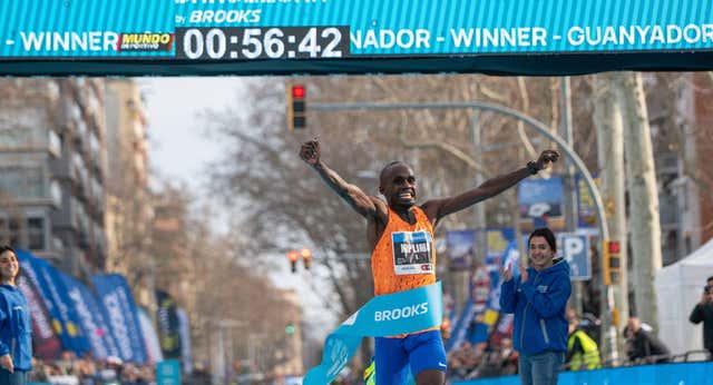 Jacob Kiplimo bate el récord del mundo de media maratón en Barcelona sin pretenderlo: «Solo quería hacer una buena carrera»